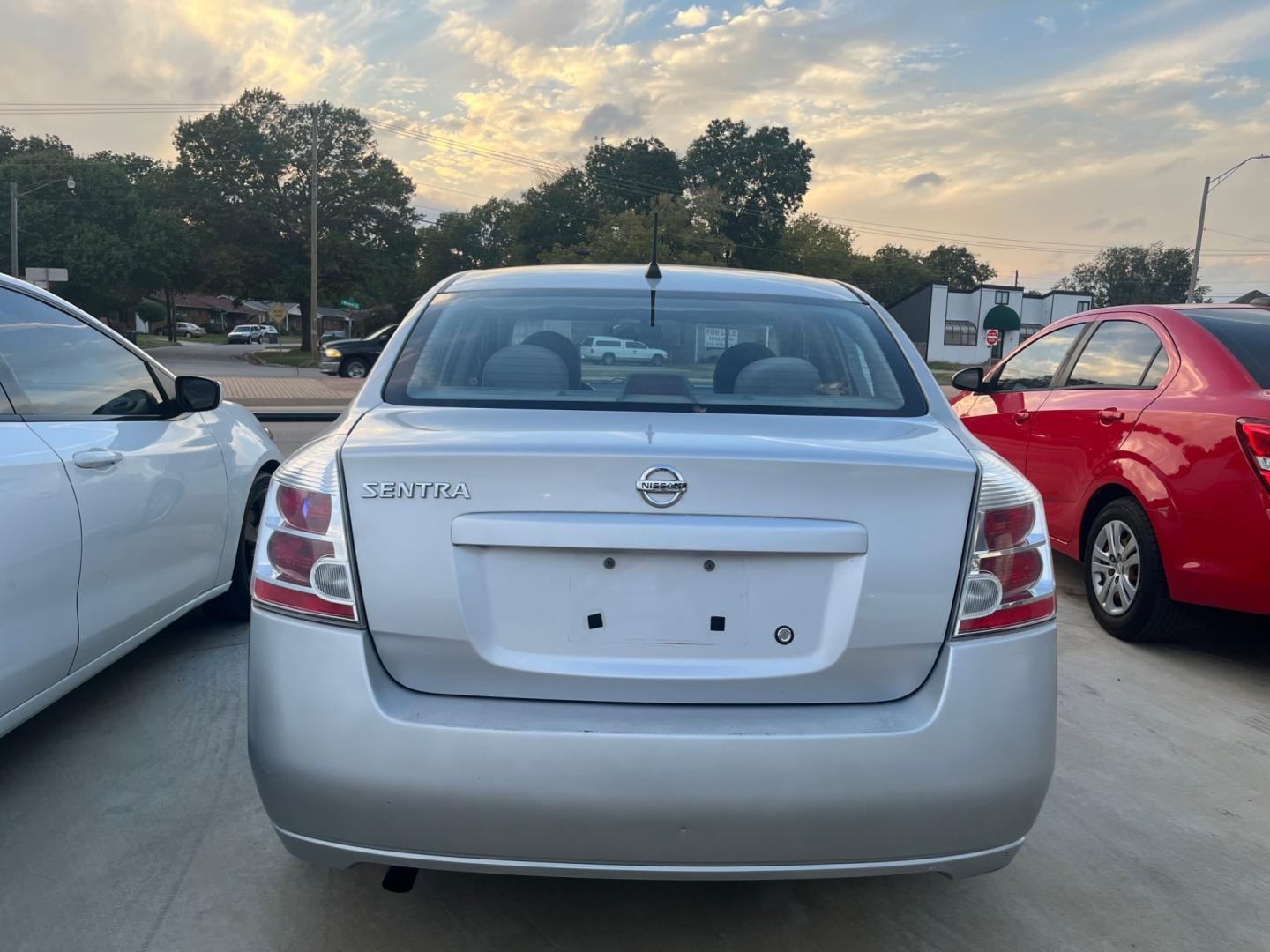 2009 SILVER NISSAN SENTRA 2.0 (3N1AB61E39L) with an 2.0L L4 DOHC 16V engine, CVT transmission, located at 8101 E. Skelly Dr., Tulsa, OK, 74129, (918) 592-3593, 36.121891, -95.888802 - Photo#2